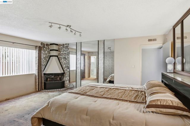 2550 Damuth St, Oakland, CA 94602