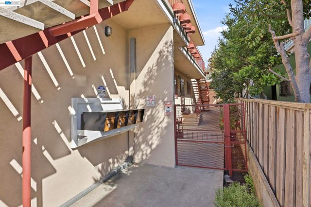 2550 Damuth St, Oakland, CA 94602