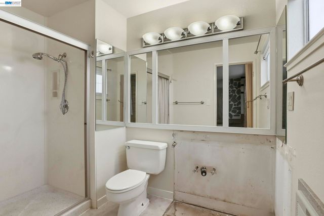 2550 Damuth St, Oakland, CA 94602