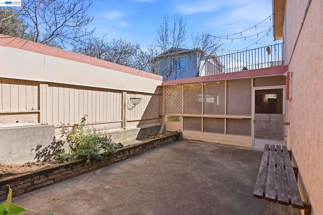 2550 Damuth St, Oakland, CA 94602