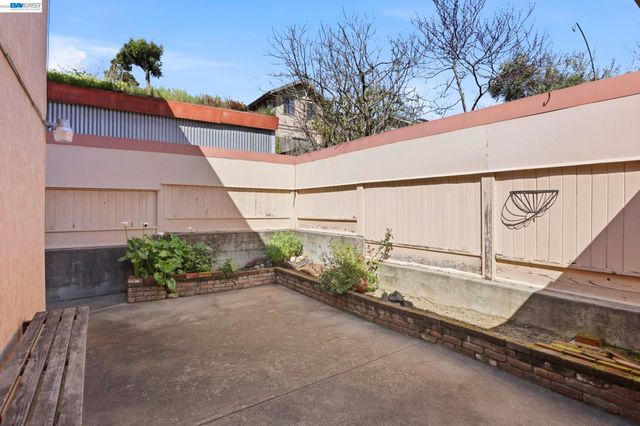 2550 Damuth St, Oakland, CA 94602