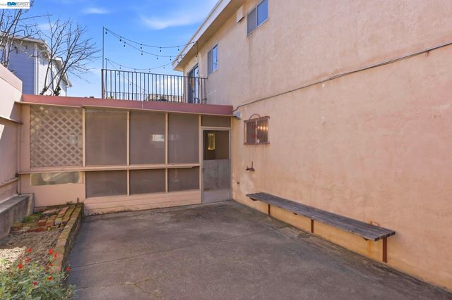 2550 Damuth St, Oakland, CA 94602