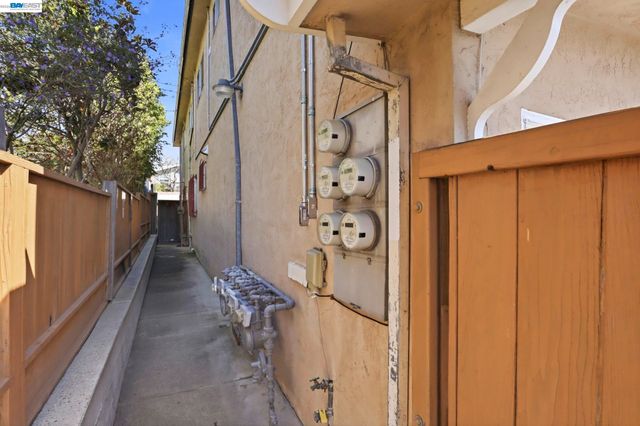 2550 Damuth St, Oakland, CA 94602