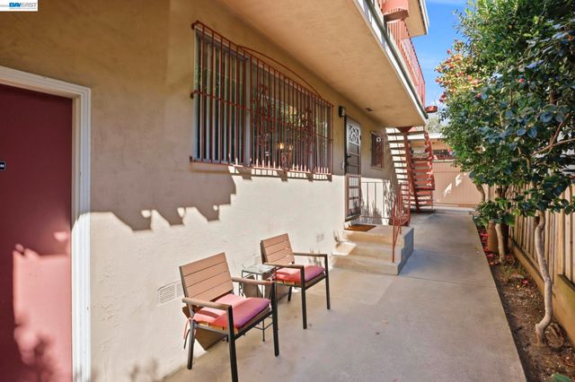 2550 Damuth St, Oakland, CA 94602