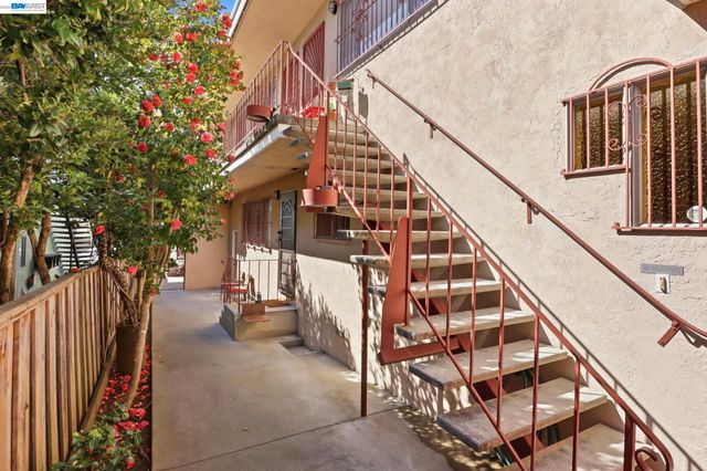 2550 Damuth St, Oakland, CA 94602