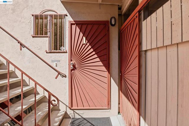 2550 Damuth St, Oakland, CA 94602