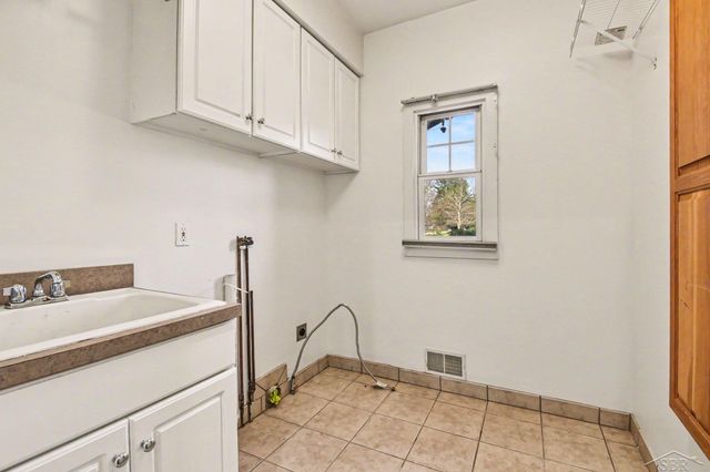 10 Cobblestone Place, Saginaw, MI 48603