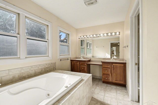 10 Cobblestone Place, Saginaw, MI 48603