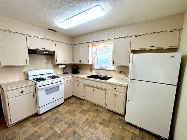 806 Gwenn Street, Springdale, AR 72762