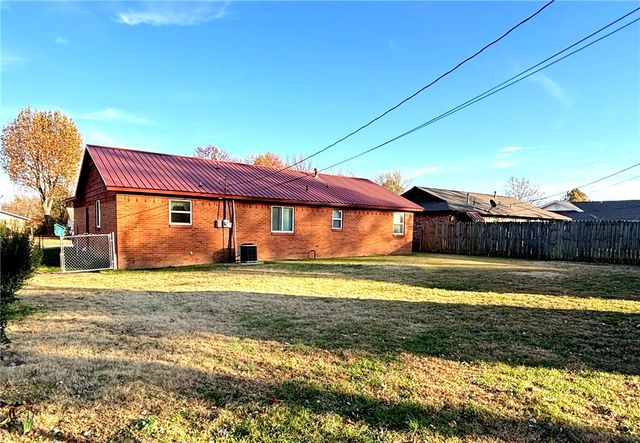 806 Gwenn Street, Springdale, AR 72762