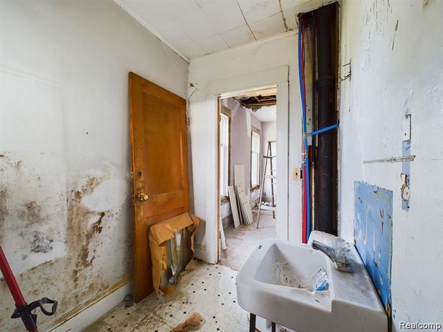 821 M L King Avenue, Flint, MI 48503