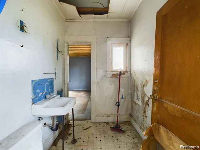 821 M L King Avenue, Flint, MI 48503