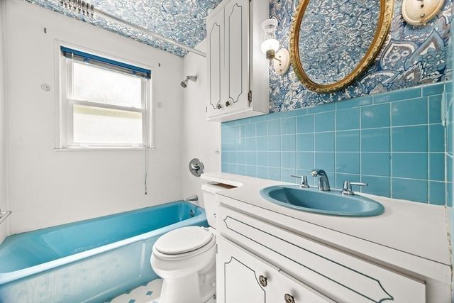 12 Roberts Road, Canton, MA 02021