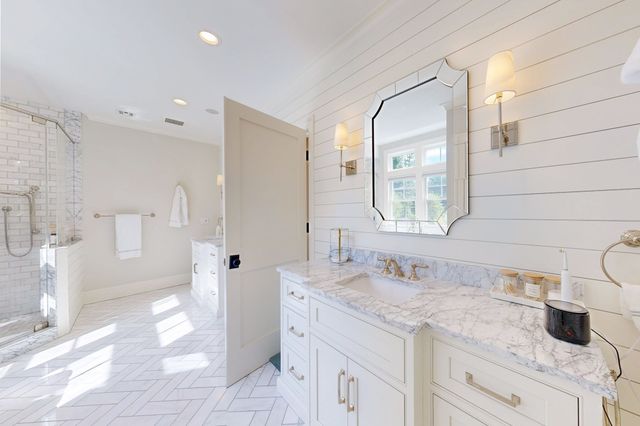 370 Grove St, Needham, MA 02492