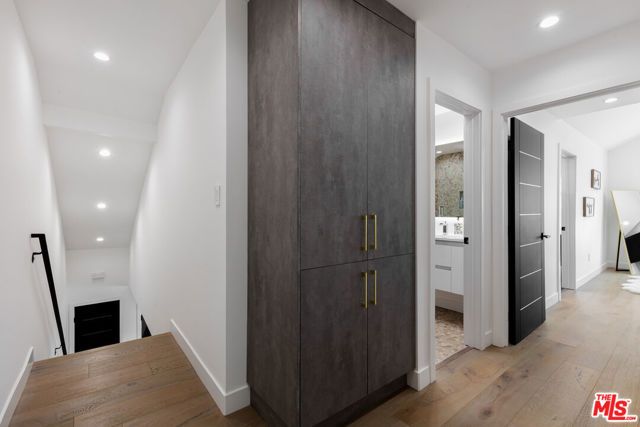 18721 Hatteras Street 10, Tarzana (los Angeles), CA 91356