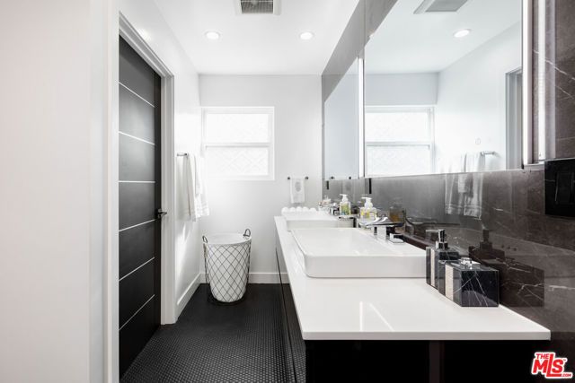 18721 Hatteras Street 10, Tarzana (los Angeles), CA 91356