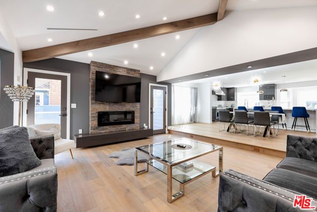 18721 Hatteras Street 10, Tarzana (los Angeles), CA 91356