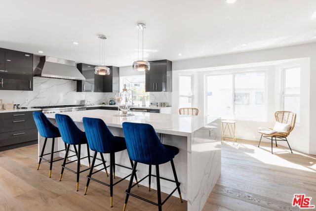 18721 Hatteras Street 10, Tarzana (los Angeles), CA 91356