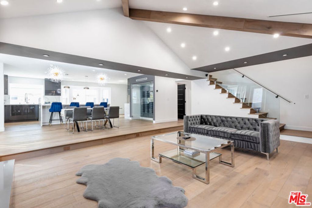 18721 Hatteras Street 10, Tarzana (los Angeles), CA 91356