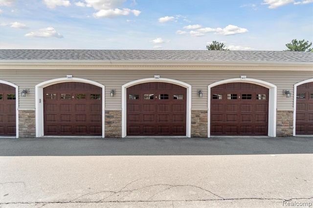 5662 Arbor Chase Drive, Ann Arbor, MI 48103
