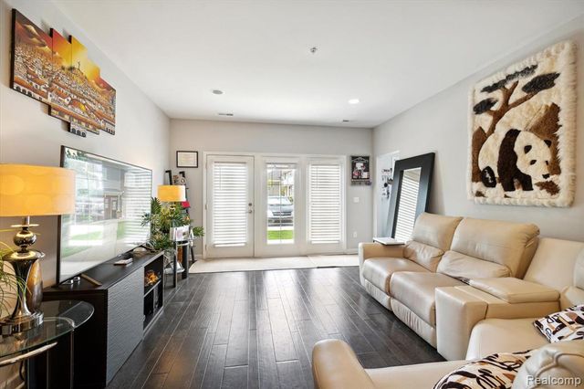 5662 Arbor Chase Drive, Ann Arbor, MI 48103