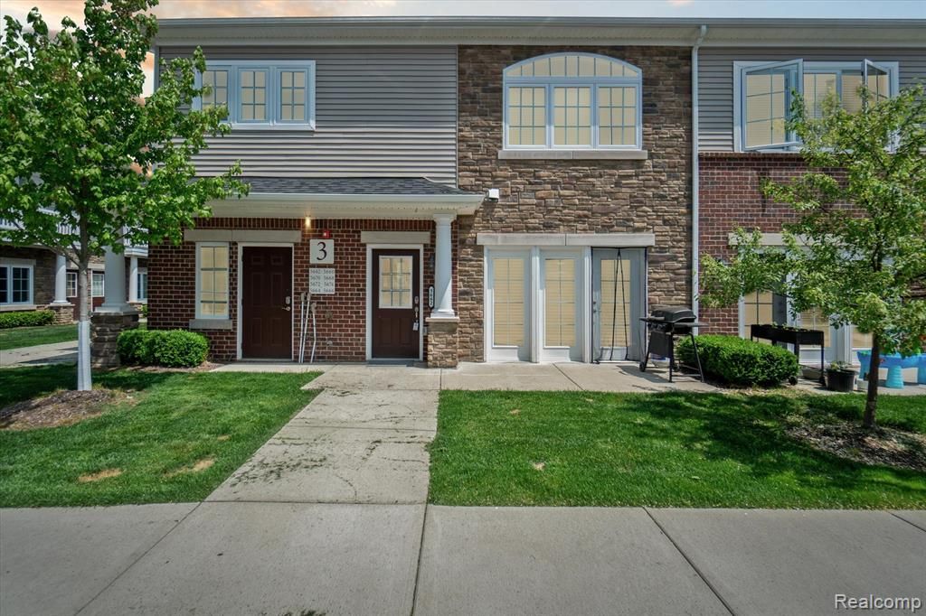 5662 Arbor Chase Drive, Ann Arbor, MI 48103