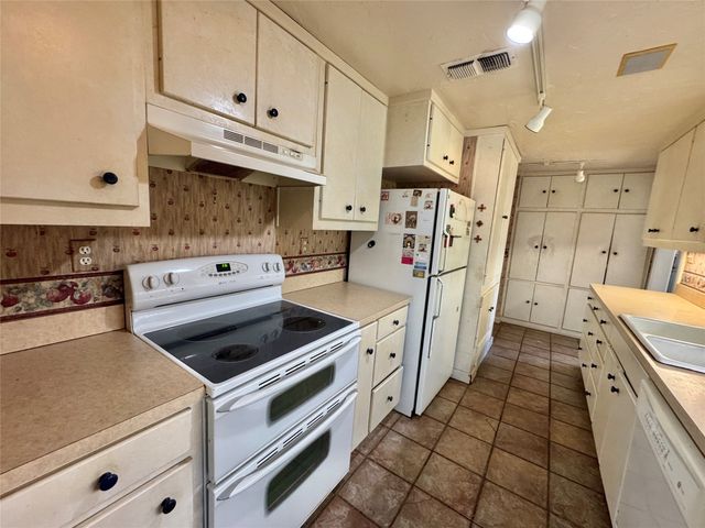 122 Pawnee Trail, Gainesville, TX 76240