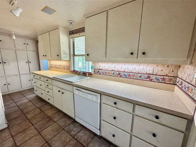 122 Pawnee Trail, Gainesville, TX 76240