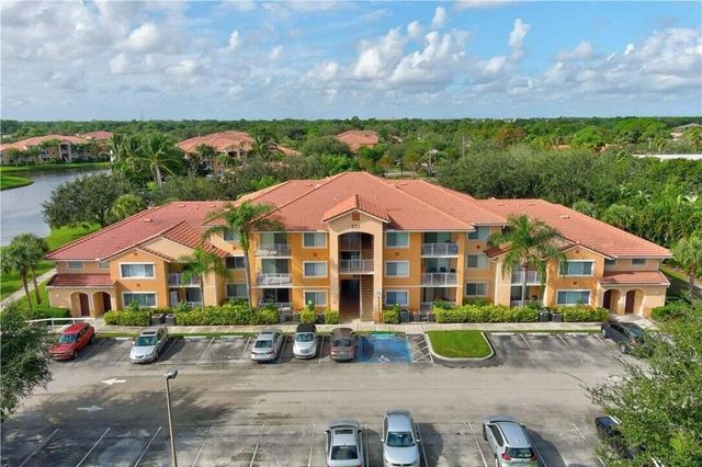 231 SW Palm Dr Apt 207, Port St Lucie, FL 34986
