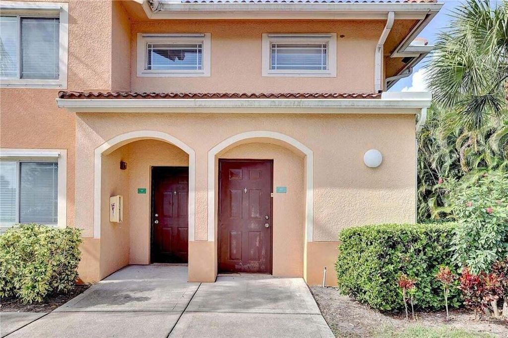 231 SW Palm Dr Apt 207, Port St Lucie, FL 34986