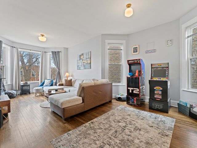 2732 N Richmond Street, Chicago, IL 60647