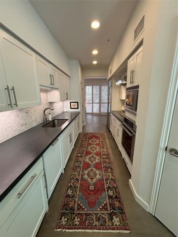 10 S Briar Hollow Lane 55, Houston, TX 77027