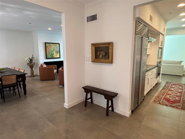 10 S Briar Hollow Lane 55, Houston, TX 77027