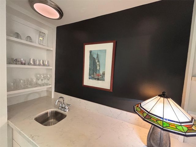 10 S Briar Hollow Lane 55, Houston, TX 77027