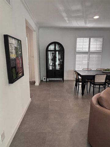 10 S Briar Hollow Lane 55, Houston, TX 77027