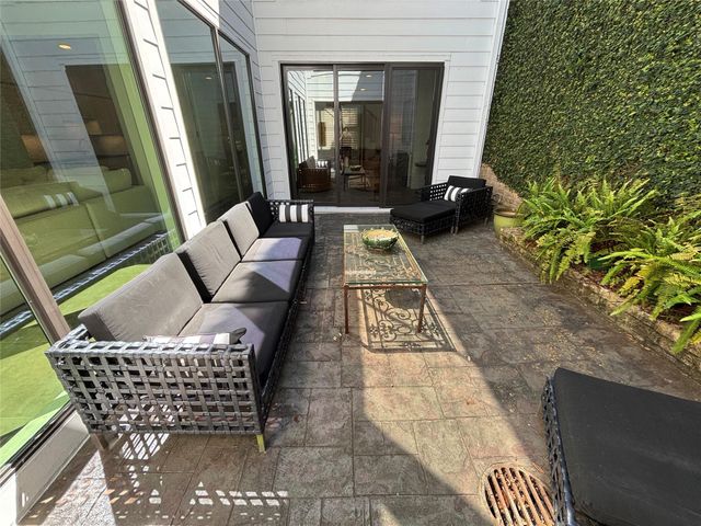 10 S Briar Hollow Lane 55, Houston, TX 77027