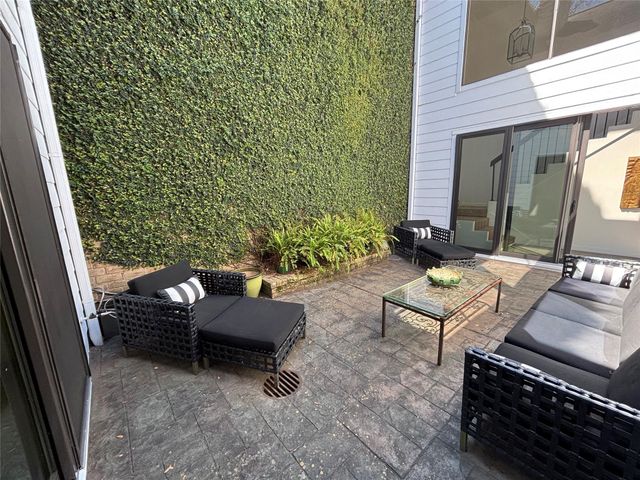 10 S Briar Hollow Lane 55, Houston, TX 77027