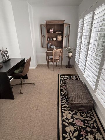 10 S Briar Hollow Lane 55, Houston, TX 77027