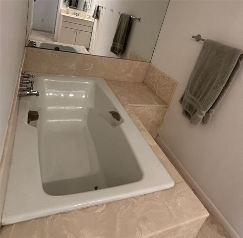 10 S Briar Hollow Lane 55, Houston, TX 77027