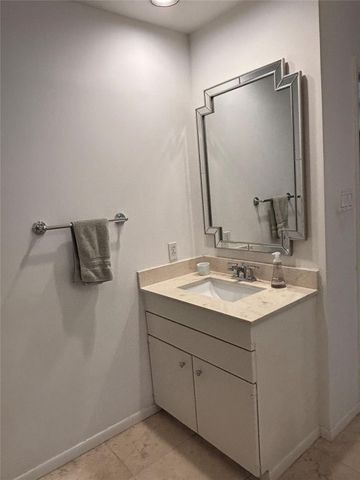 10 S Briar Hollow Lane 55, Houston, TX 77027