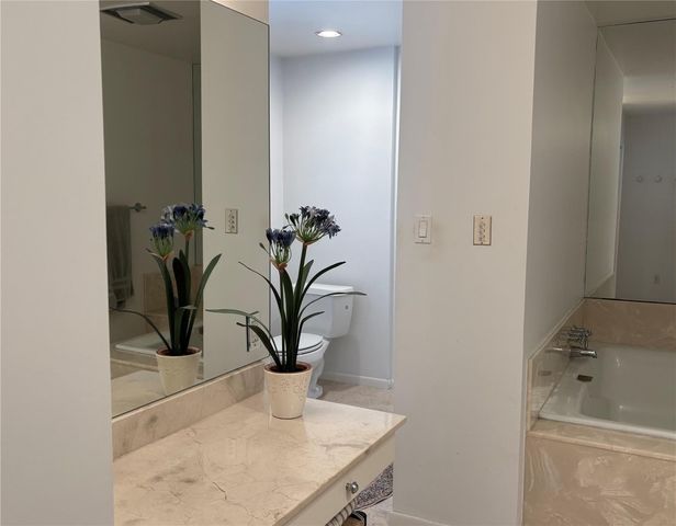 10 S Briar Hollow Lane 55, Houston, TX 77027