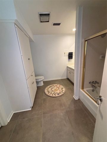 10 S Briar Hollow Lane 55, Houston, TX 77027