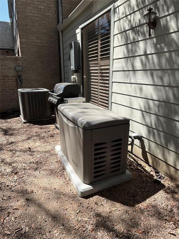 10 S Briar Hollow Lane 55, Houston, TX 77027