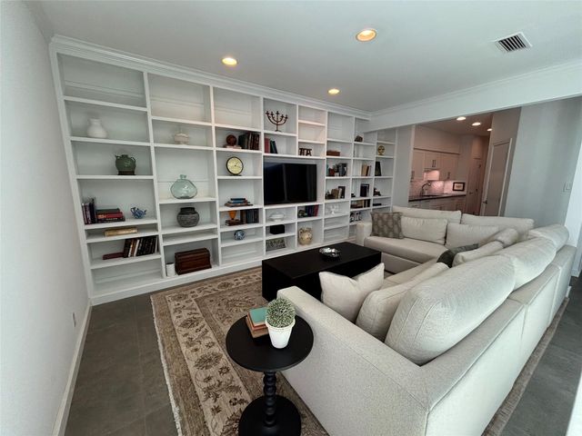 10 S Briar Hollow Lane 55, Houston, TX 77027