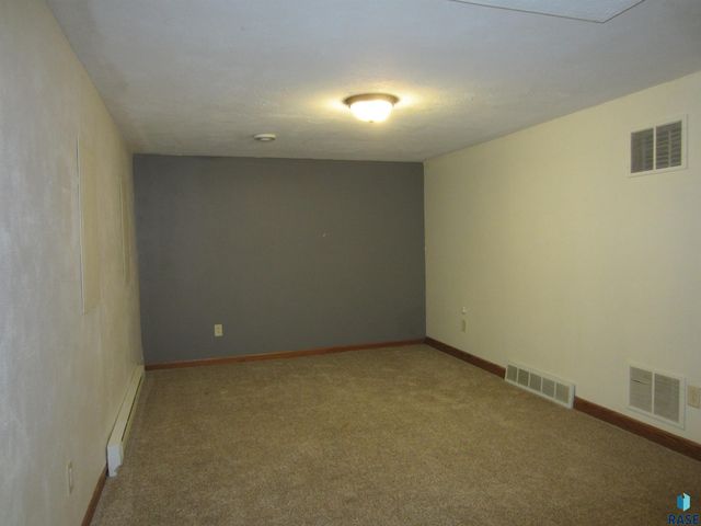 2701 S Elmwood Ave, Sioux Falls, SD 57105