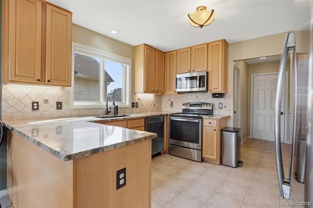 6140 Warwick Drive 6, Commerce Twp, MI 48382