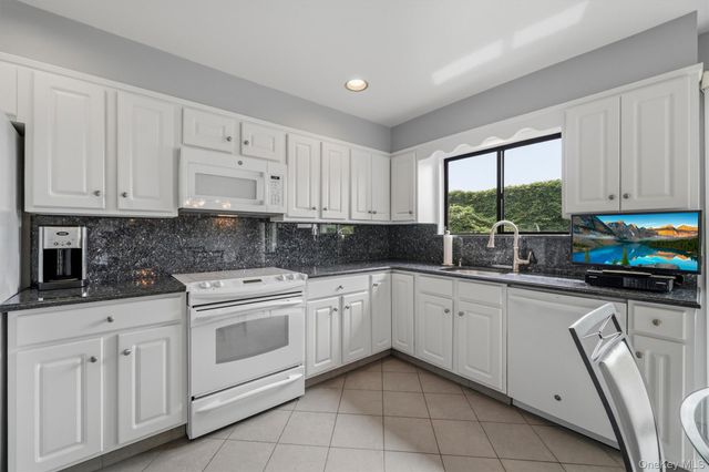 99 Skyview Lane, New Rochelle, NY 10804