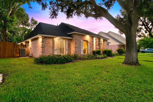 911 Sugardale Court, Sugar Land, TX 77498