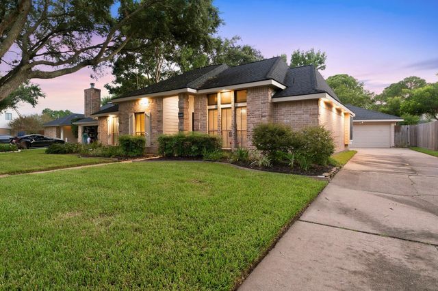 911 Sugardale Court, Sugar Land, TX 77498