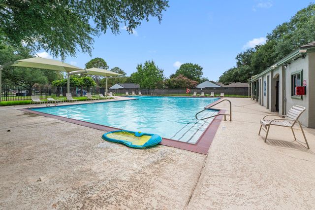 911 Sugardale Court, Sugar Land, TX 77498